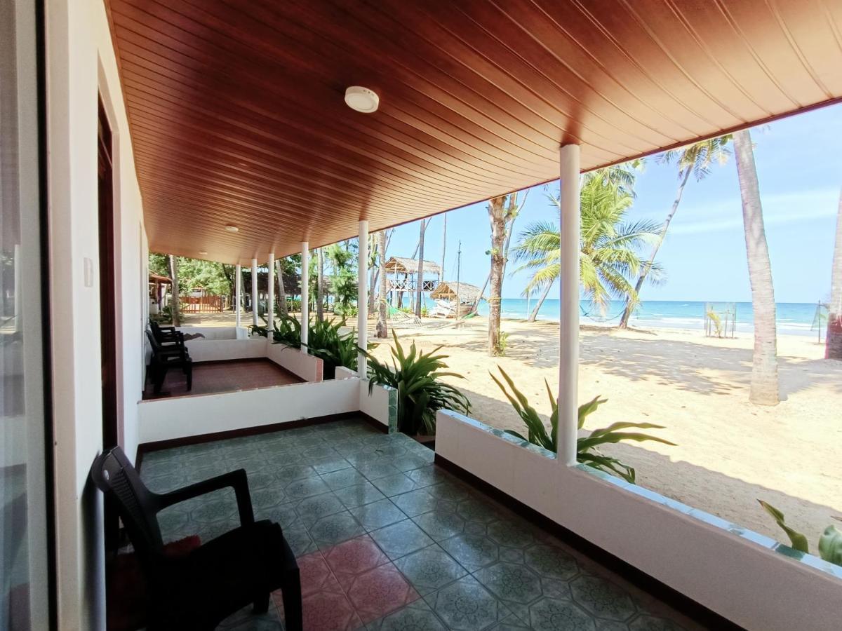 French Garden Pragash Beach Hotel 트링코말리 외부 사진