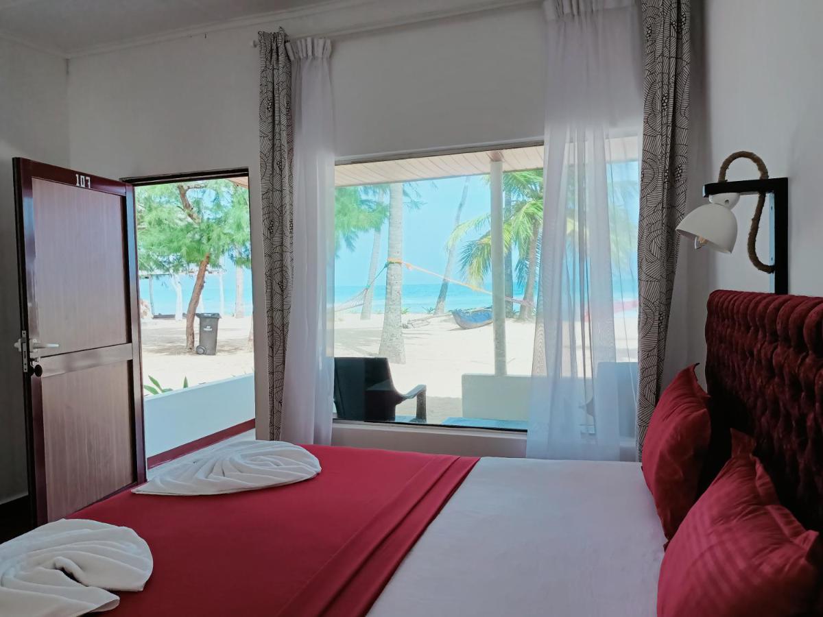 French Garden Pragash Beach Hotel 트링코말리 외부 사진