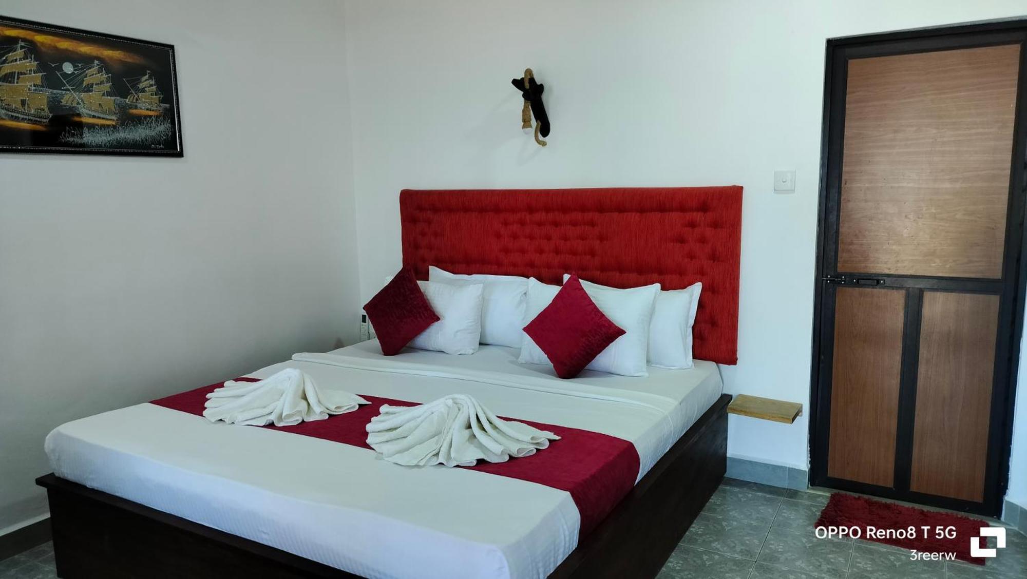 French Garden Pragash Beach Hotel 트링코말리 외부 사진